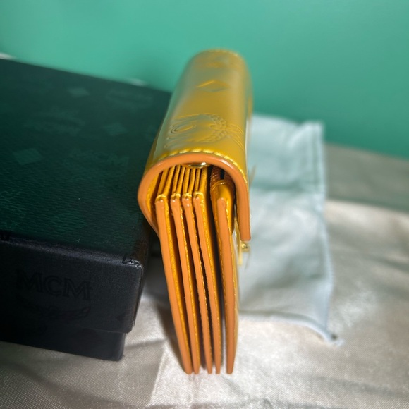 McM Wallet with Dust Bag, Box and Recipe - Picture 9 of 16